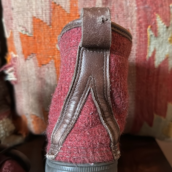 L.L Bean 'Bean Boots' Red Wool 8" Duck Boots
Rare Special Edition model. - Picture 3 of 8